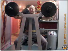 Упражнение для развития мышц спины демонстрирует киевский персональный тренер Юрий Спасокукоцкий в фитнес-клубе Бицепс