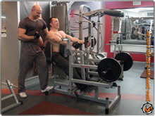 Упражнение для развития мышц спины демонстрирует киевский персональный тренер Юрий Спасокукоцкий в фитнес-клубе Бицепс
