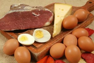 Как правильно сочетать мясо, сыр и яйца в рационе питания