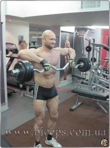 http://biceps.com.ua/wp-content/uploads/2010/05/tyaga-stoya-izognutoj-shtangi-k-podborodku-2-224x300.jpg