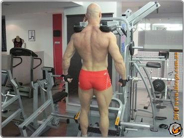 Упражнение для трапециевидных мышц спины: шраги в тренажере для икр