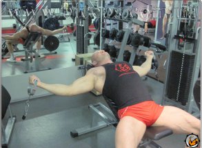 Упражнения для мышц груди > Как накачать верх грудных мышц > Разведения лежа на наклонной скамье между нижними блоками кроссовера